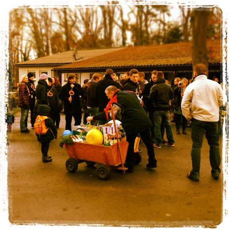 Kohlfahrt 2012, Bild 1 Über 80 Leute setzen sich am Vereinsheim in Bewegung